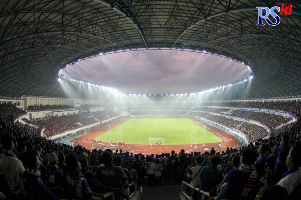 Ribuan penonton menyaksikan laga uji coba PDID vs Arema FC di Stadion Jatidiri Semarang Sabtu (4/6/2022) Sore. (Baskoro Septiadi/Jawa Pos Radar Semarang)