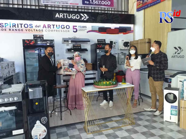 Artugo melakukan penguatan kolaborasi dengan mitra dealer di Toko Era yang berada di Jalan Ponggol, Puntingan, Grabag, Kabupaten Magelang. (ROFIK SYARIF G P/RADAR MAGELANG)