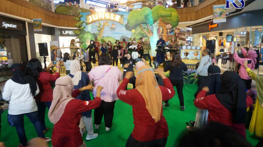 Para penyandang tuna rungu menampilkan tarian Waka-Waka dalam pembukaan event liburan di Mal Ciputra Semarang. (Istimewa)