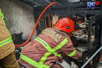Kondisi rumah Sidiq usai kebakaran di Dusun Ngepringan RT 01 RW 19, Tamanagung, Muntilan Kamis (23/6). (M Iqbal Amar/Jawa Pos Radar Semarang)