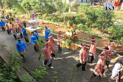 Warga mengikuti kirab budaya dalam rangka merti desa di Kampung Sabrangan Makmur, Kelurahan Plalangan, Kecamatan Gunung Pati, Kota Semarang, Sabtu (11/6). (NUR CHAMIM/JAWA POS RADAR SEMARANG)