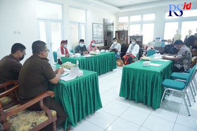 Edy Budianto memberikan pengarahan pembentukan Rumah Restorative Justice. (IDA FADILAH/JAWA POS RADAR SEMARANG)