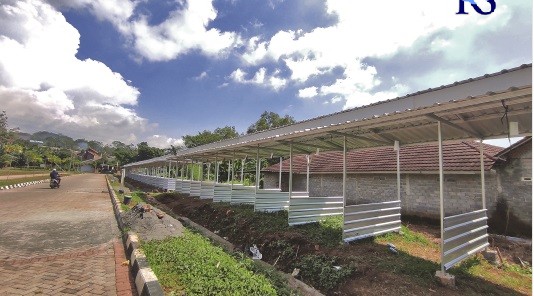 LAPAK: Sejumlah lapak yang disiapkan untuk pelaku usaha atau warga Kalongan. (NURFAIK NABHAN/Jawa Pos Radar Semarang)