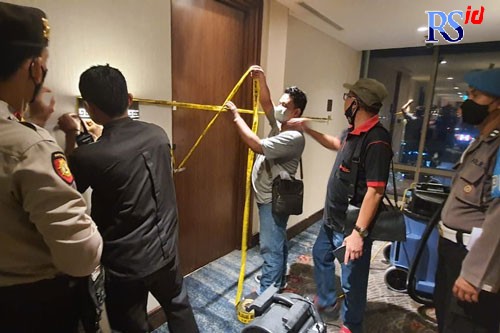 Petugas kepolisian sudah melakukan olah TKP pertama pada kebakaran di salah satu panel di kamar 1109 Hotel Tentrem Sabtu (18.6). (M HARIYANTO/JAWA POS RADAR SEMARANG)