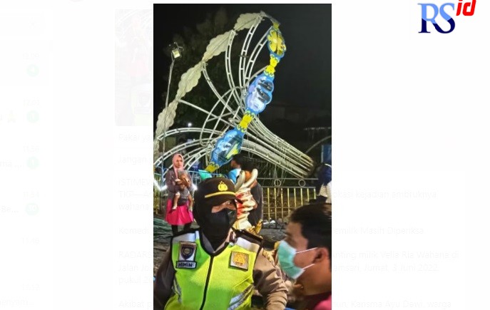 TKP—Anggota Polsek Gayamsari memeriksa saksi di lokasi kejadian ambruknya wahana permainan Ontang-Anting di Gayamsari. (ISTIMEWA)