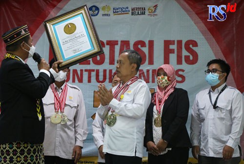 Ketua Umum Leprid Paulus Pangka menyerahkan penghargaan Leprid kepada Dekan Fakultas Ilmu Sosial (FIS) Unnes Dr Moh Sholehatul Mustofa, M.A. (NUR CHAMIM/ JAWA POS RADAR SEMARANG)