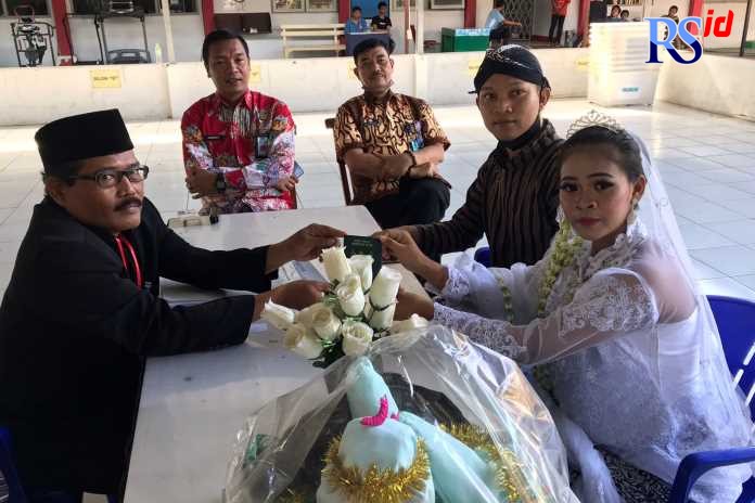 Alfin dan Oneng saat menjalani akad nikah di aula kunjungan