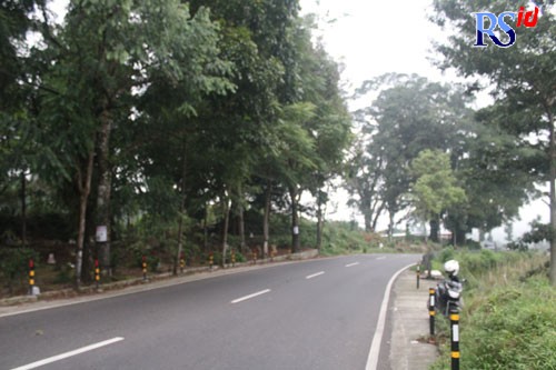 Sosok pocong kerap menampakkan wujudnya di pojok Kuburan Kuripan, Wonosobo. (ADDIN ALFATH/JAWA POS RADAR SEMARANG)