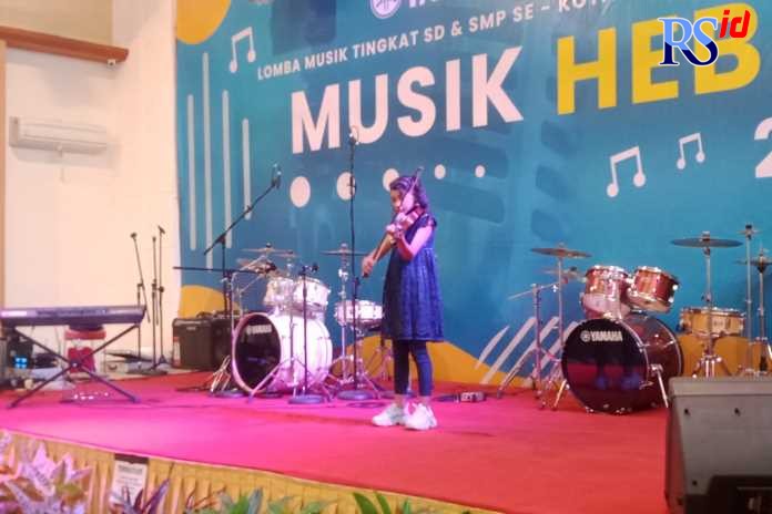 Salah satu peserta lomba mempresentasikan pertunjukan biola di Hall Halmahera Music School, Minggu (19/6). (FIGUR RONGGO WASSALIM/ JAWA POS RADAR SEMARANG)