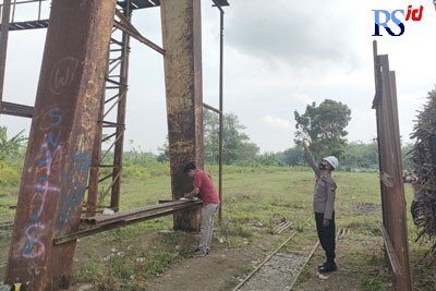 Polres Pekalongan saat melakukan olah TKP di areal timbangan tebu Pabrik Gula Sragi, Rabu (8/6). (Istimewa)