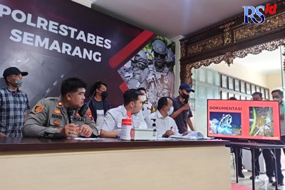 Kapolsek Gayamsari, Kompol Hengky Prasetyo saat gelar perkara terkait ambruknya wahana permainan Ontang-Anting di Mapolrestabes Semarang, Senin (6/6) kemarin. (M HARIYANTO/JAWA POS RADAR SEMARANG)
