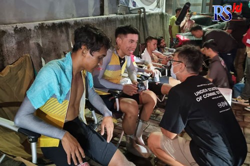 Munir dan keempat spartan penggowes tiba di Allstay Hotel Semarang pada Senin Malam, (20/6). (TITIS ANIS FAUZIYAH/JAWA POS RADAR SEMARANG)