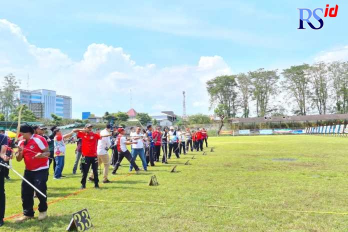 Wali Kota Magelang dr Muchamad Nur Aziz (kaus putih tengah) ikut mencoba memanah dalam pembukaan gelaran Sirkuit Panahan 1 Jawa Tengah 2022 di Stadion Abu Bakrin Kota Magelang kemarin. (Istimewa)