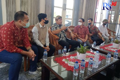 Sejumlah fotografer yang tergabung dalam Komunitas Fotografer Kota Lama Semarang saat menemui Wali Kota Hendrar Prihadi di balai kota kemarin. (NUR CHAMIM/ JAWA POS RADAR SEMARANG)