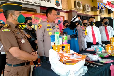 Kapolres Pekalongan AKBP Arief Fajar Satria saat meminta tersangka Kepen menjelaskan aksinya membobol minimarket dalam gelar perkara Senin (13/6). (NANANG RENDI AHMAD/JAWA POS RADAR SEMARANG)