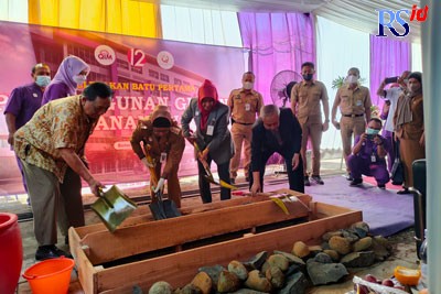 Pj Bupati Batang Lani Dwi Rejeki didampingi para Direktur QIM meletakkan batu pertama pembangunan gedung enam lantai. (RIYAN FADLI/JAWA POS RADAR SEMARANG) 