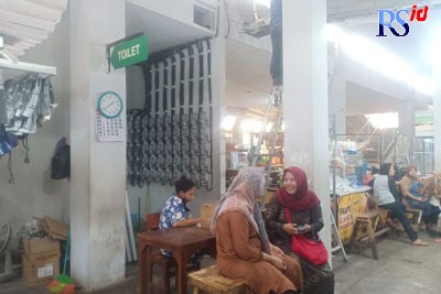 Bisnis jasa mengelola kamar mandi atau WC umum di Pasar Tradisional Peterongan dilakukan dengan sistem lelang. (ADENNYAR WYCAKSONO/JAWA POS RADAR SEMARANG)