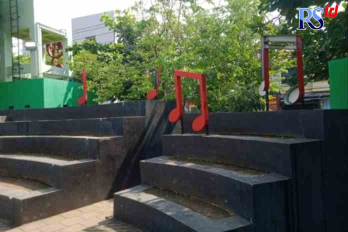 BUTUH PERAWATAN: Kondisi Taman Nada di Jalan Pringgading Raya, kurang perawatan. (FIGUR RONGGO WASSALIM/ JAWA POS RADAR SEMARANG)