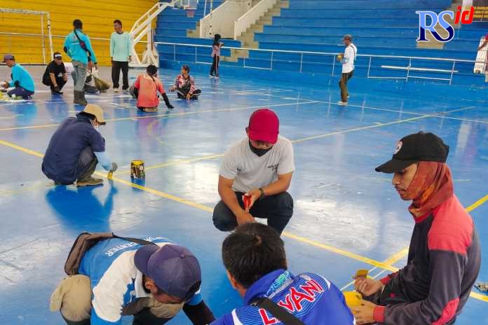 UPT Sport Center Gelora Sanden Kota Magelang mempertebal garis lapangan voli di Gor Samapta, sebagai langkah persiapan pertandingan tim voli Bogor Lavani, Semarang Sehati, dan tim voli milik Akmil, 28-29 Juni 2022. (Istimewa)