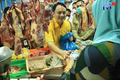 Wamen Perdagangan RI Jerry Sambuaga berkunjung ke Pasar Bulu Kota Semarang Selasa (21/6). (NUR CHAMIM/ JAWA POS RADAR SEMARANG)