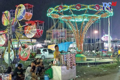 Sejumlah wahana permainan baru dihadirkan dalam pasar rakyat di Demak. (Wahib Pribadi/Jawa Pos Radar Semarang)
