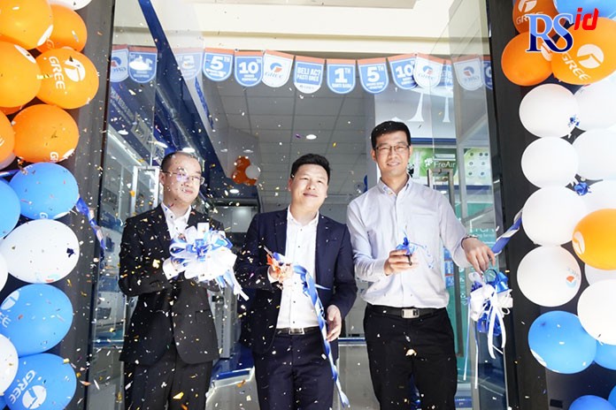 BUKA LAYANAN BARU : Branch Manager Gree Jawa Tengah, Henry bersama pentinggi Gree ketika meresmikan Training Center di Kota Semarang, kemarin.