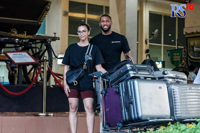 Alie Sesay bersama  Fiancee Doria tiba di Solo kemarin. (PSIS FC Official)