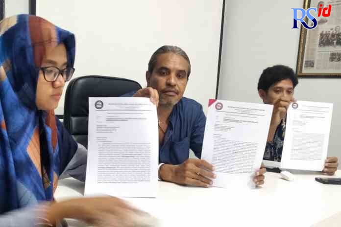 HAK NARAPIDANA : Yosep Parera menunjukkan surat permohonan conjugal visit bagi warga binaan di Lembaga Pemasyarakatan yang ditujukan untuk Presiden RI Joko Widodo. (IDA FADILAH/JAWA POS RADAR SEMARANG)