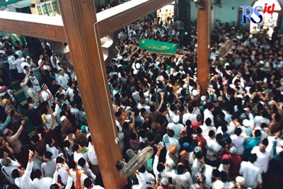 Ribuan pelayat membawa keranda jenazah KH Dimyati Rois untuk disalatkan di Masjid Al-Muttaqin (Agung) Kaliwungu Jumat (10/6). (BUDI SETIYAWAN/JAWA POS RADAR SEMARANG)
