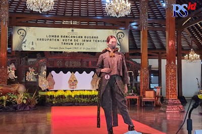 Salah satu busana rancangan Alvin Ariwibowo bertema Pedhut Di Hyang yang menjadi pemenang Lomba Rancangan Busana Bahan Dasar Lurik tahun 2022. (Istimewa)