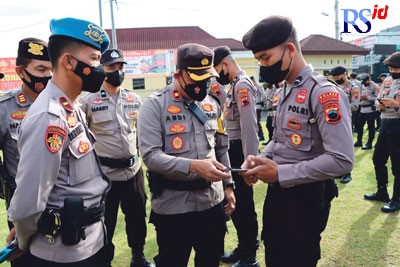 Wakapolres Wonosobo Kompol Andi Setiyo saat memimpin langsung pengecekan rutin terhadap satuan anggotanya di mapolres Rabu (15/6). (Istimewa)