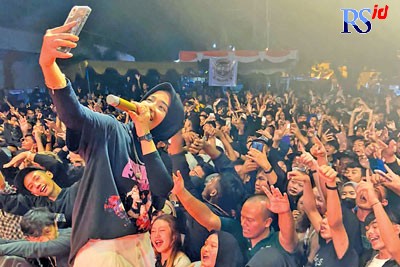 Penyanyi Damara De berfoto bersama para penggemarnya saat manggung di kompleks Gelora Sanden Kota Magelang Sabtu (25/6). (Istimewa)