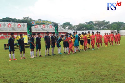 Kedua klub bersalaman sebelum pertandingan final kemarin di Stadion Bhumi Phala Temanggung. (ADDIN ALFATH/JAWA POS RADAR SEMARANG)