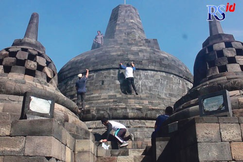 Petugas Balai Konservasi Borobudur melakukan pembersihan basah pada badan Candi Borobudur, Selasa (14/6). (ROFIK SYARIF/JAWA POS RADAR SEMARANG)
