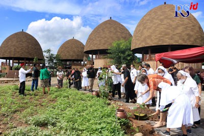 Laboratorium Sekolah Berbasis Alam yang dibangun di Durenan, Mangunharjo, Tembalang. Laboratorium alam ini dibangun dengan model rumah adat nusantara. (NUR CHAMIM/ JAWA POS RADAR SEMARANG)