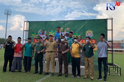 Para juara menerima piala Dandim Cup 2022 di Stadion Utama Kebondalem Kendal Senin (27/6) sore. (DEVI KHOFIFATUR RIZQI/ JAWA POS RADAR SEMARANG)