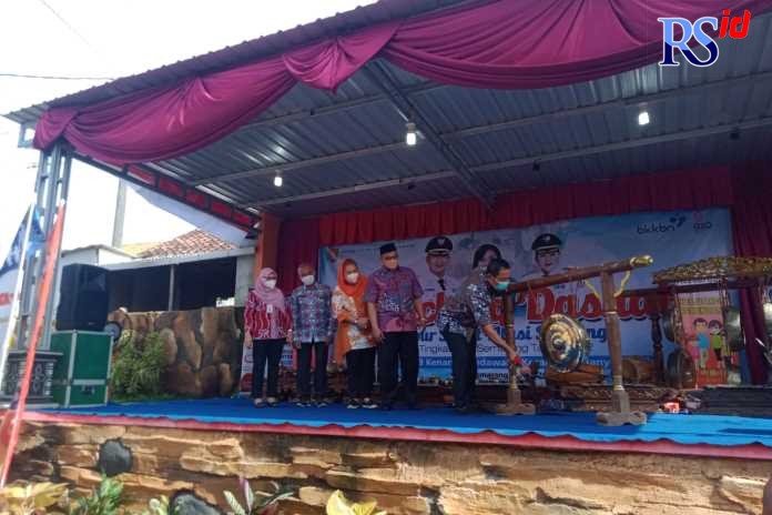 Wali Kota Semarang Hendrar Prihadi, menabuh gong tanda diresmikan Program DAHSAT, dikelurahan Gedawang, Kecamatan Banyumanik. (Sulistiono/Jawa Pos Radar Semarang)