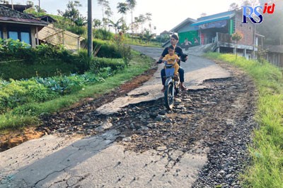 Jalan Dusun Dadapan menuju objek wisata Desa Mangli, Kecamatan Kaliangkrik, Kabupaten Magelang rusak parah dan penuh lubang. (Istimewa)