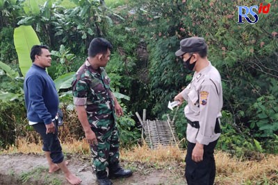Petugas kepolisian saat melakukan olah TKP di lokasi putusnya jembatan di Dusun Gentan Kelurahan Kalikajar, Kecamatan Kalikajar Minggu (5/6) siang. (Istimewa)