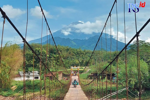 Jembatan gantung yang menghubungkan Ngembik, Kota Magelang, dan Bandongan, Kabupaten Magelang cukup membahayakan bagi warga yang melintasinya. (PUPUT PUSPITASARI/JAWA POS RADAR SEMARANG)