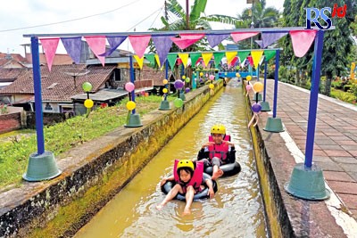 Anak-anak tampak menikmati wisata baru yang berada di Kali Kota Magelang. (ROFIK SYARIF G P/JAWA POS RADAR SEMARANG)