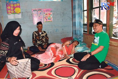 Bupati Wonosobo Afif Nurhidayat saat menjenguk Parsinah, salah satu korban ambruknya jembatan bambu di Dusun Gentan, Kelurahan Kalikajar, Kecamatan Kalikajar. (Sigit Rahmanto/Jawa Pos Radar Semarang)