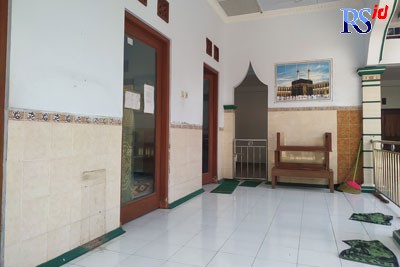 Lokasi kotak amal yang berada di dekat pintu masuk musala As-Salam, Kawungan, Blondo yang dibobol dan dikuras isinya. (M Iqbal Amar/Jawa Pos Radar Semarang)