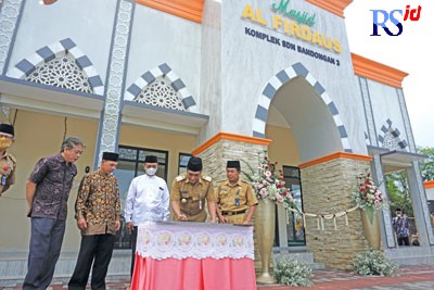 Bupati Magelang Zaenal Arifin saat meresmikan masjid Al-Firdaus di SD Negeri Bandongan 3 Senin (6/6). (Istimewa)