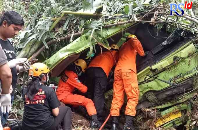 TERUS BERULANG: Proses evakuasi dopir truk yang terjepit di kabin setelah kendaraannya mengalami rem blong dan terjun ke jurang di tanjakan Silayur, Ngaliyan Kota Semarang Jumat (24/6). (M HARIYANTO)