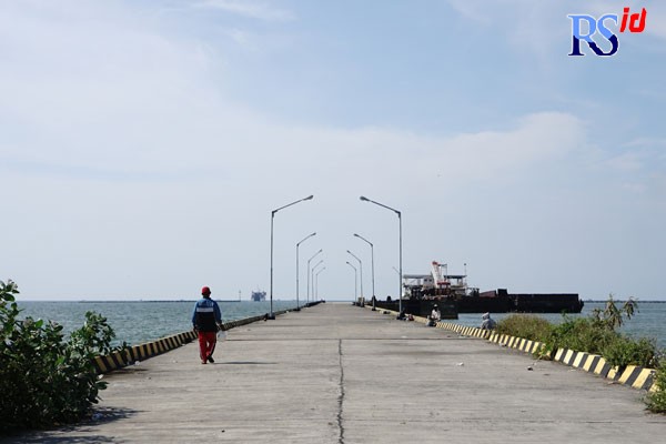 Dibangun dengan anggaran Rp 40 miliar, hingga kini Pelabuhan Niaga Kendal kondisinya mangkrak. BUDI SETYAWAN/JAWA POS RADAR SEMARANG