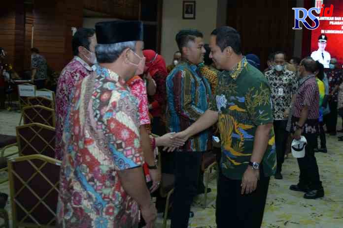 BERI SEMANGAT : Wali Kota Semarang Hendrar Prihadi ketika memberikan semangat kepada pejabat yang dilantik Jumat (24/6). (DOK Pemkot Semarang)