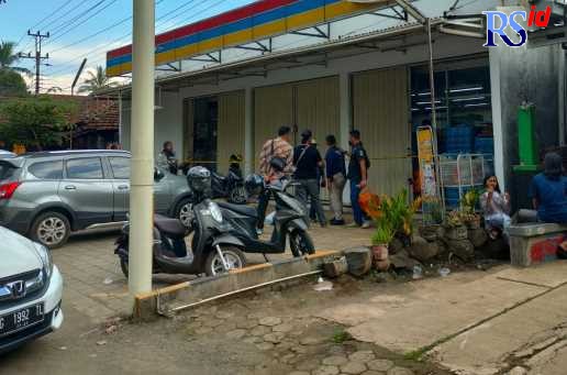 Kondisi minimarket di Jalan Pantura Subah dipasang garis polisi oleh petugas. (RIYAN FADLI/JAWA POS RADAR SEMARANG)