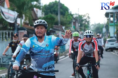 Sekda Joko Budiyono turut memeriahkan Gerakan Sejuta Sepeda Satu Indonesia di Kawasan Sport Center Gelora Sanden Minggu, (5/6). (Istimewa)