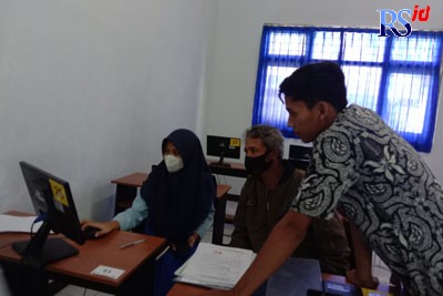 Calon peserta didik baru membuat akun dibantu dari panitia dari SMAN 4 Magelang kemarin. (NOVA NUR AFIFAH/JAWA POS RADAR SEMARANG)
